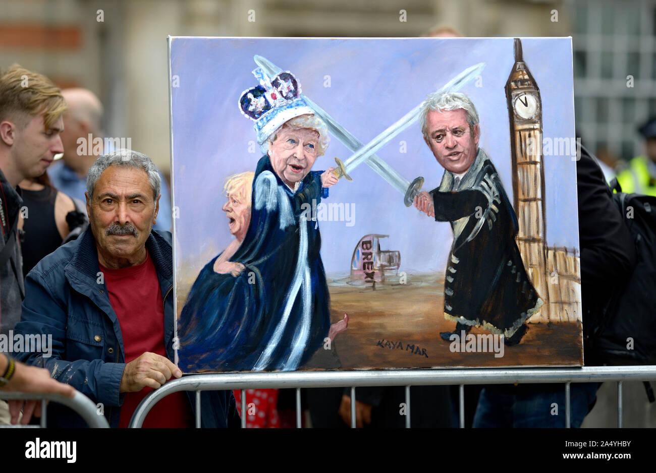Kaya Mar mit einem von Huis politische Cartoons dipicting die Königin und John Bercow - Sprecher des Unterhauses - in Konflikt, auf College Green, Wir Stockfoto