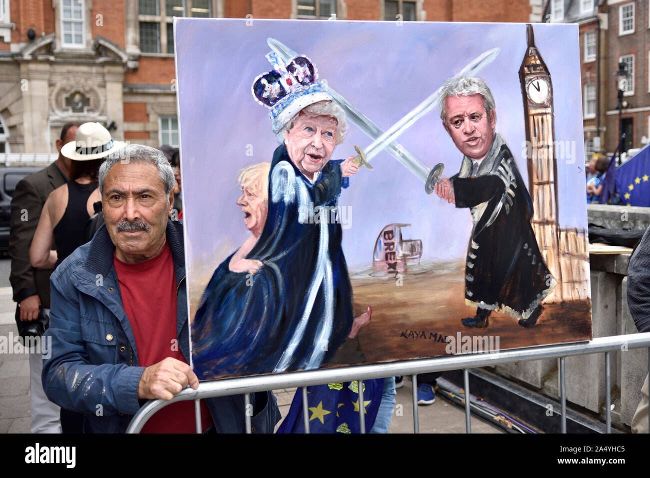 Kaya Mar mit einem seiner politischen Cartoons dipicting die Königin und John Bercow - Sprecher des Unterhauses - in Konflikt, auf College Green, Wes Stockfoto