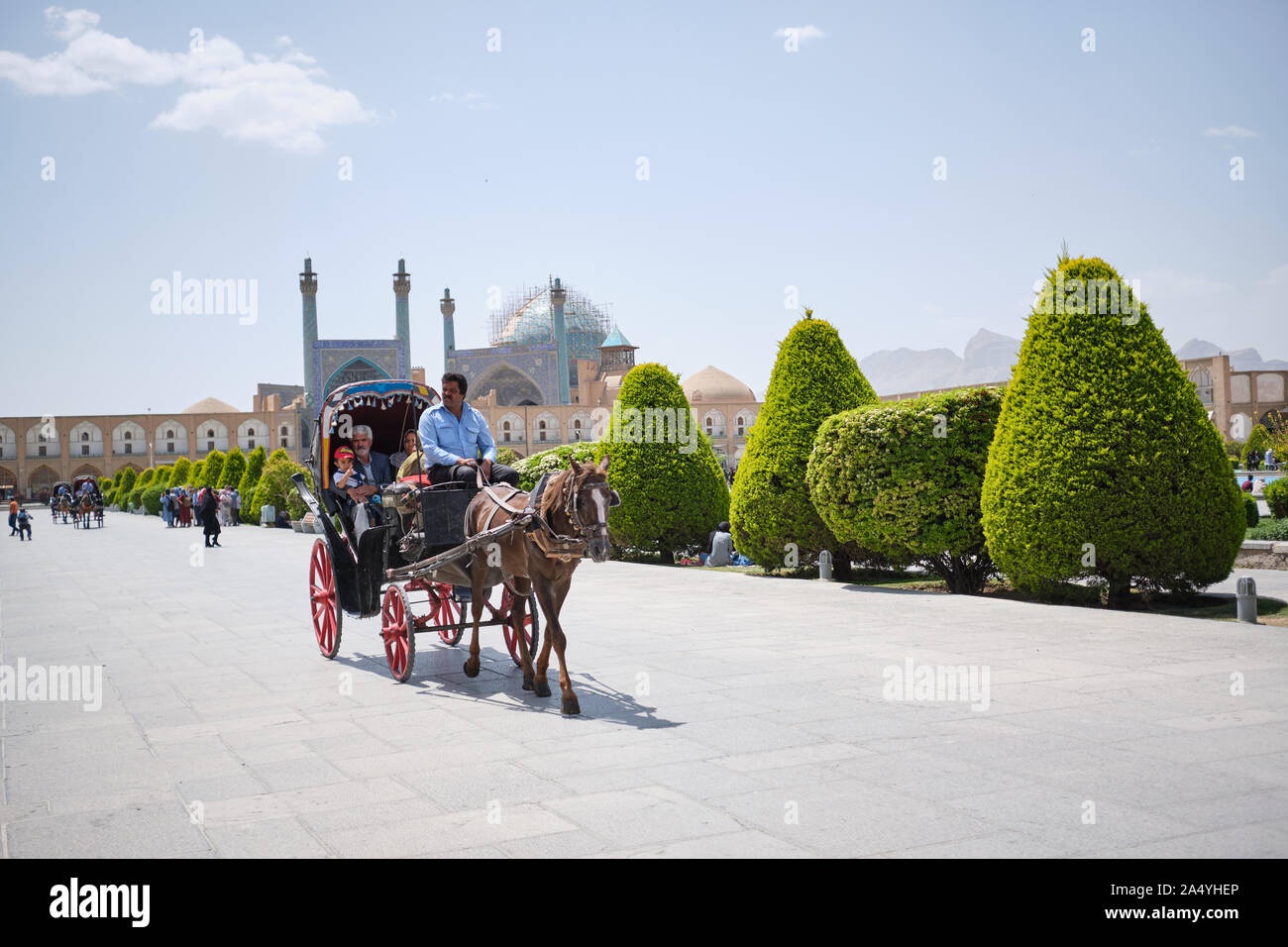 Isfahan, Iran - 1. Mai 2019: Menschen, die ein Pferd in Naqsh-i Jahan Square an einem sonnigen Tag Stockfoto