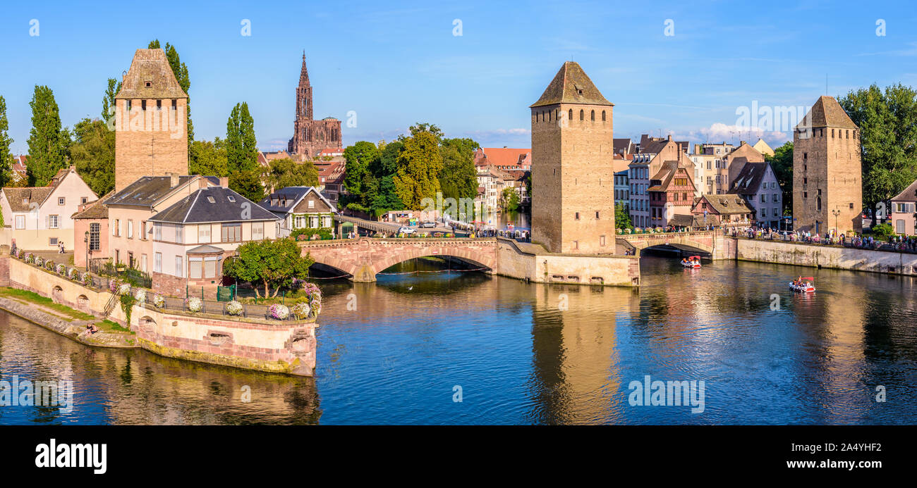 Panoramablick auf die Ponts Couverts, eine Reihe von Brücken und Türmen auf der Ill im historischen Viertel Petite France in Straßburg, Frankreich. Stockfoto