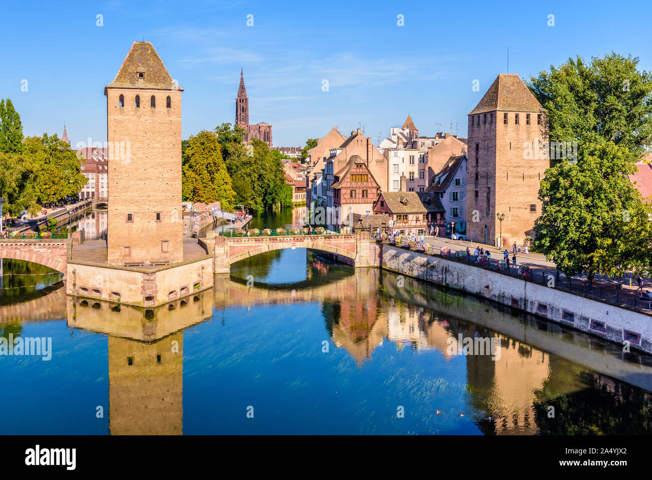 Die Ponts Couverts (überdachte Brücken) auf der Ill in der Petite France Viertels in Straßburg, Frankreich, und der Kathedrale von Notre-Dame in der Ferne. Stockfoto