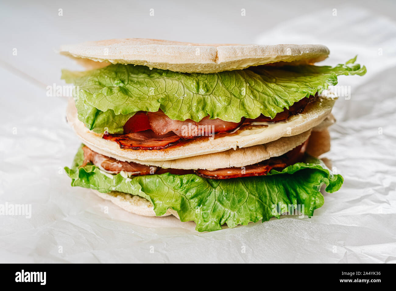 Speck, Salat und Tomaten Pitta Stockfoto