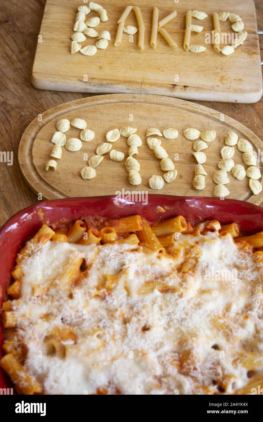 Gebackene Nudeln mit Pasta Worte mit Stücken von Pasta geschrieben Stockfoto
