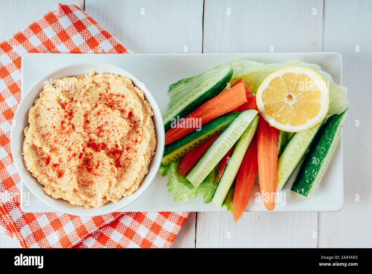 Hummus Dip für Gemüse Sticks Stockfoto