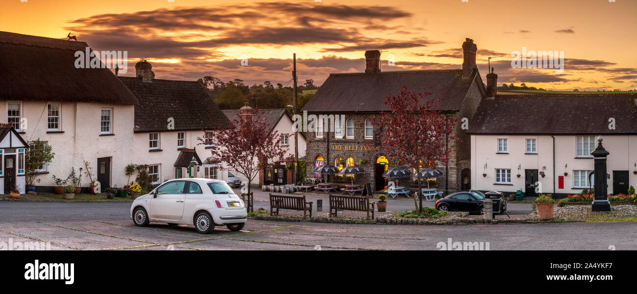 Chittlehampton, North Devon, England. Donnerstag 17. Oktober 2019. UK Wetter. Nach eine klare und kalte Nacht in North Devon, dem malerischen Dorf Chittlehampton wacht an einem kühlen, aber trockenen Start in den Tag. Terry Mathews/Alamy Leben Nachrichten. Stockfoto