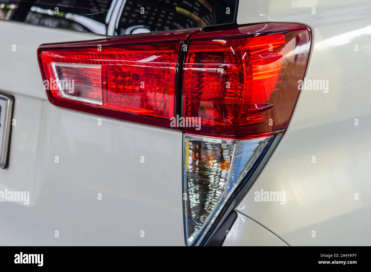 Moderne Detail auf der Rückseite Licht. Die rote Schlussleuchte auf der Schlußleuchte funktioniert, wenn der Fahrer das Auto bremst. Offizielle Lampen in Standard Stockfoto