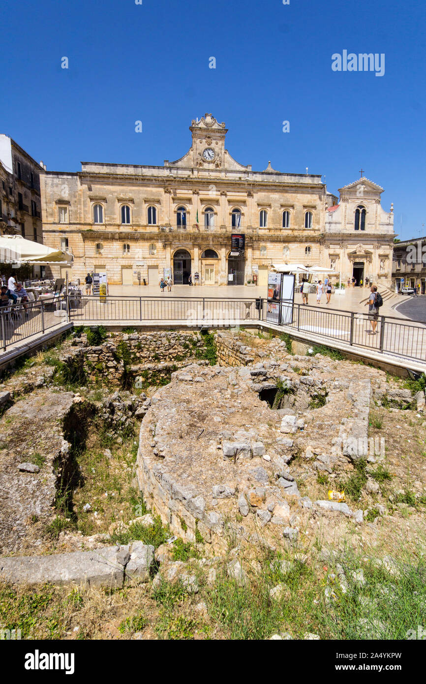 Italien, Apulien, Ostuni, Piazza della Libertà, die Stadt Halle und archäologische Ausgrabung Stockfoto