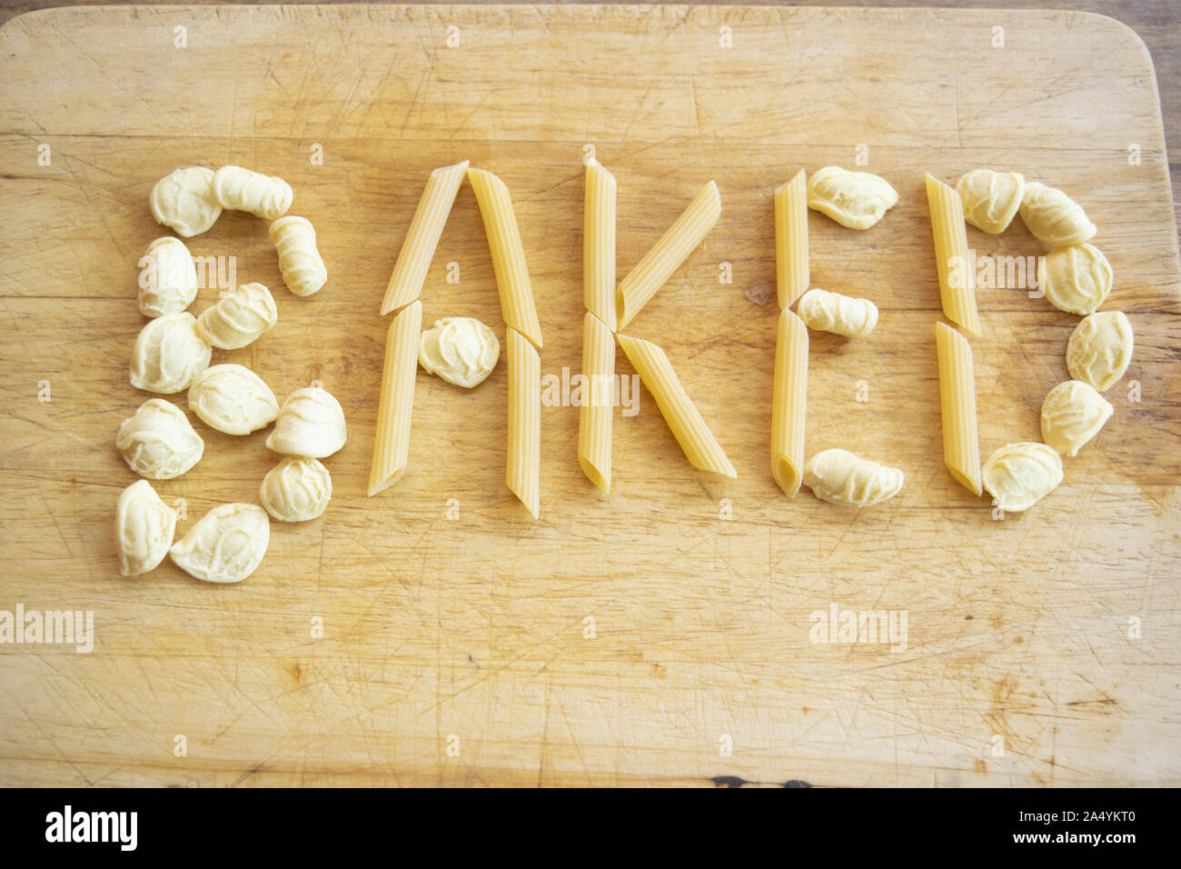 Wort gebackene geschrieben mit Stücken von pennette und orecchiette Stockfoto