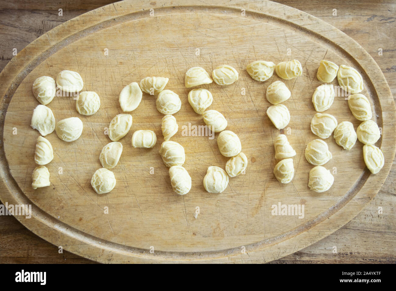 Wort pasta geschrieben mit Stücken von orecchiette Stockfoto
