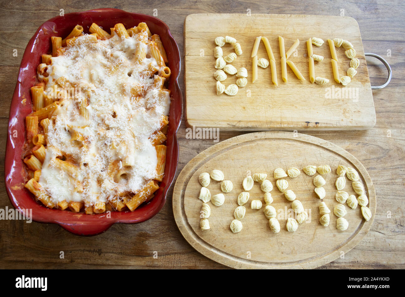 Gebackene Nudeln mit Pasta Worte mit Stücken von Pasta geschrieben Stockfoto