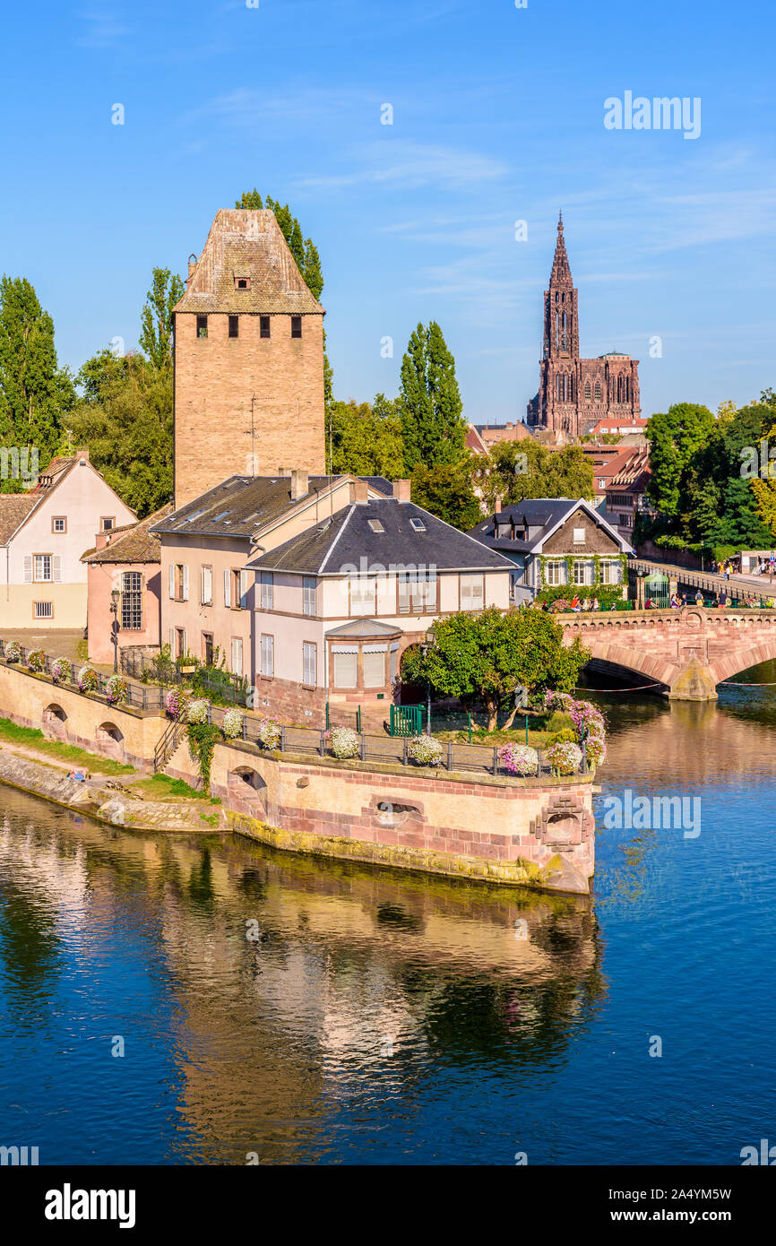 Close-up auf der Ponts Couverts auf der Ill im historischen Viertel Petite France in Straßburg, Frankreich, mit dem Dom in der Ferne. Stockfoto