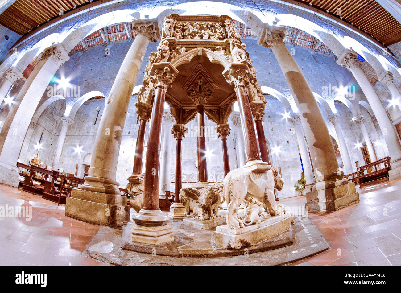 Pistoia, Toskana, Italien schönes Meisterwerk Kanzel in Sant'Andrea Kirche von Nicola Pisano Bildhauer. Eine der wichtigsten Touristen Ziel in der Stadt. Stockfoto