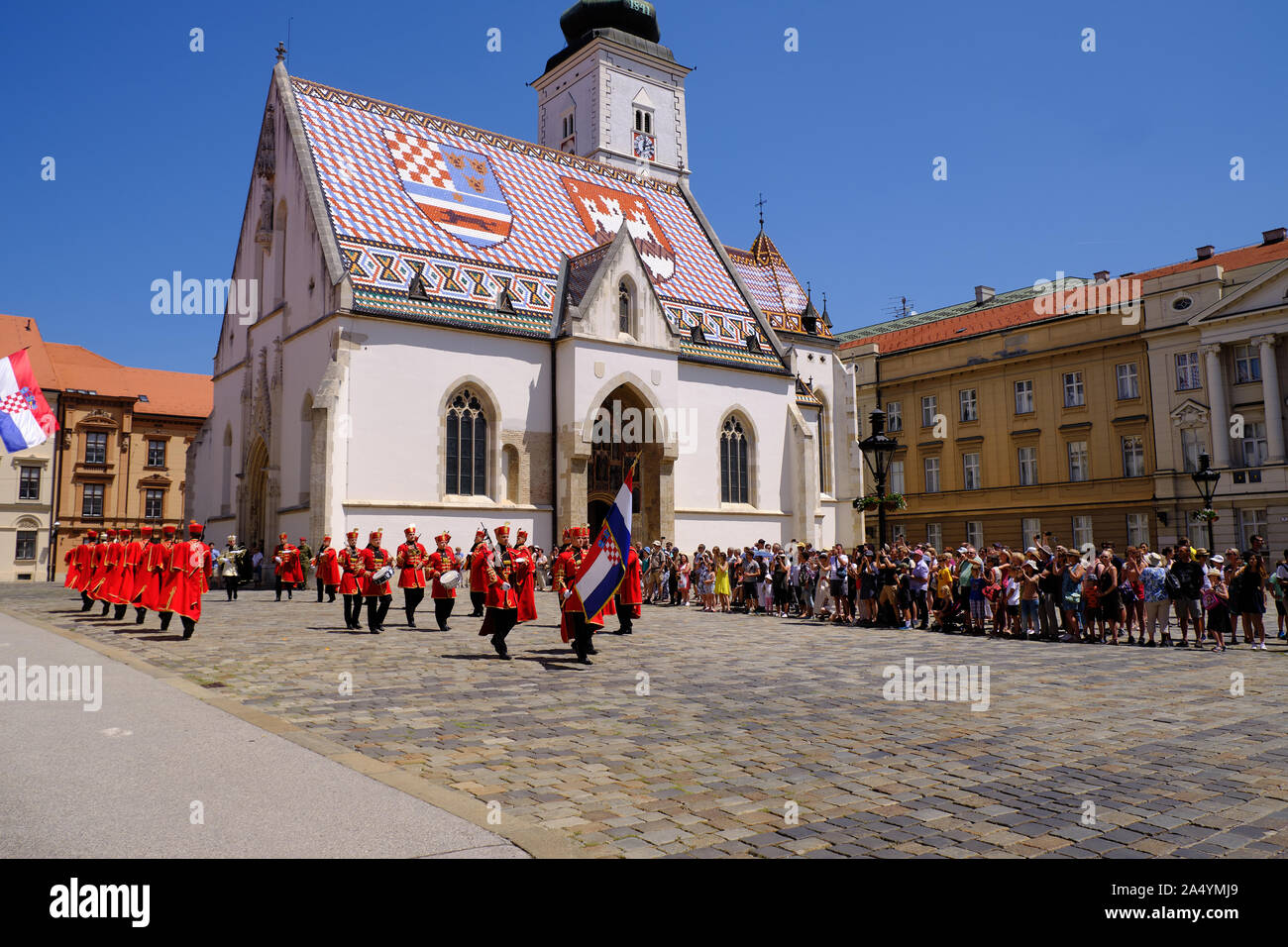 Zagreb, Kroatien - Royal Krawattenschals Regiment Soldaten auf der Straße nach dem Ändern des Schutzes vor St. Mark's Church Stockfoto