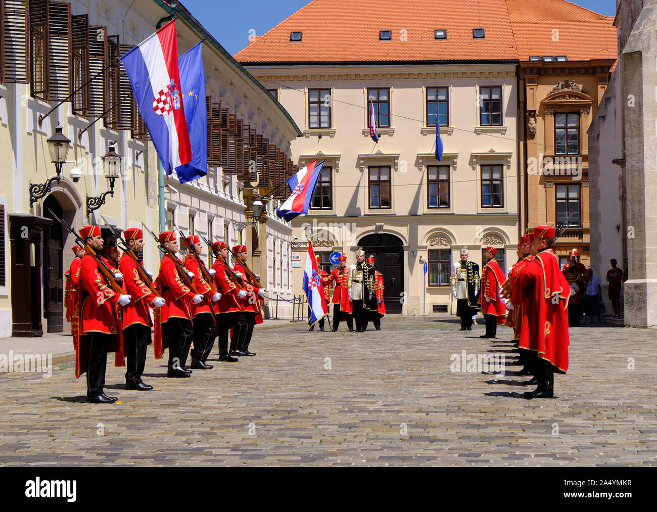 Zagreb, Kroatien Royal Krawattenschals Regiment Soldaten aufgereiht, mit Ersatz, die Arme beim Ändern des Schutzes Stockfoto