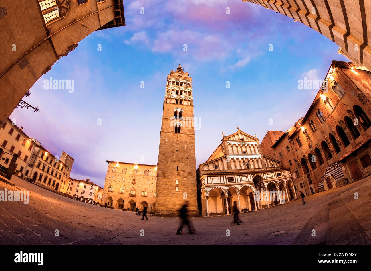 Pistoia, Toskana, Italien Der große Hauptplatz der Stadt Piazza Duomo in einem schönen fisheye Panorama in der blauen Stunde mit seinen Denkmälern Stockfoto