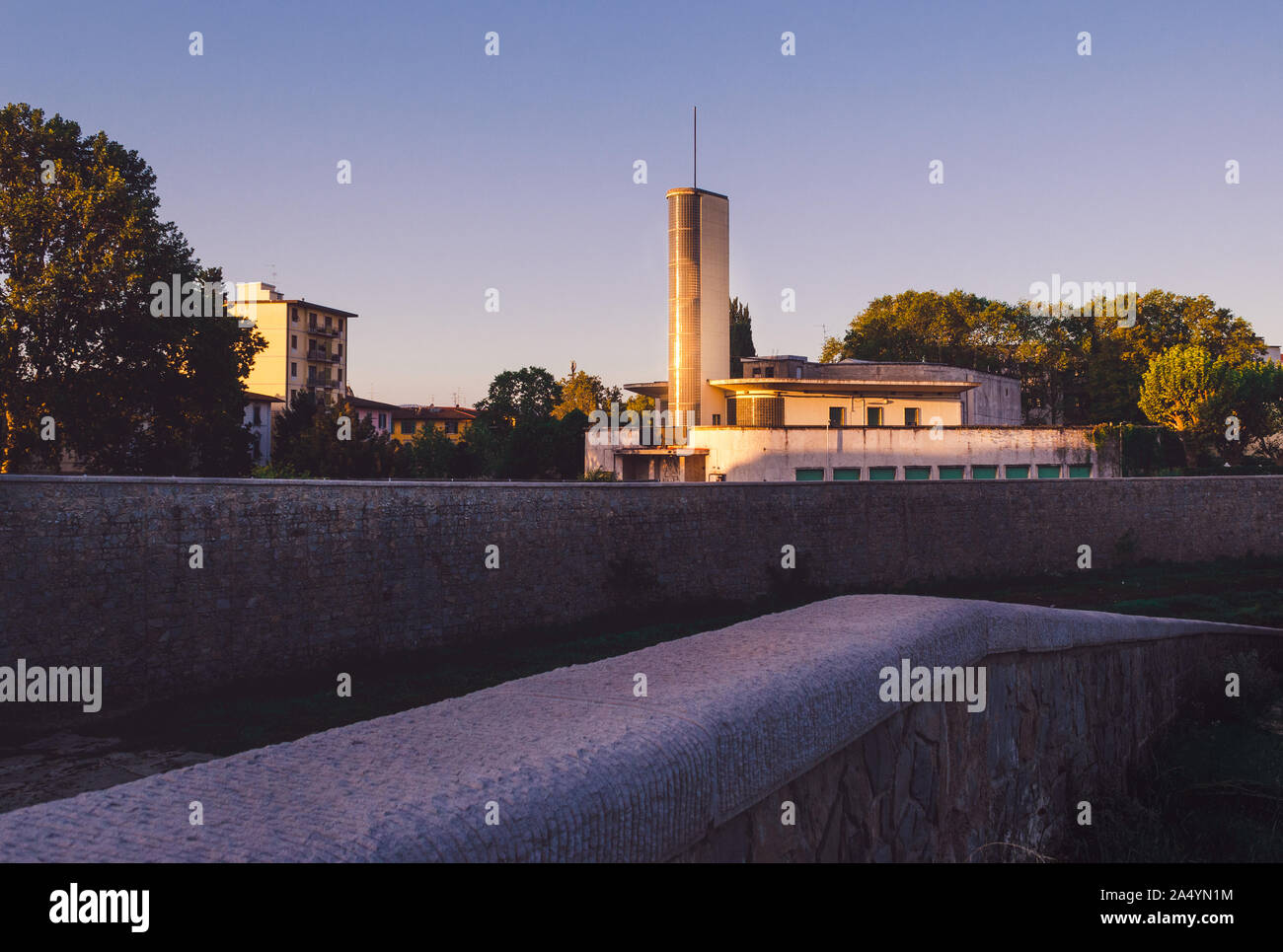 Florenz Toskana Italien, Cinema Teatro Puccini rationalist Gebäude mit Glas Brick Tower Pier Luigi Nervi Architekt Stadtbild zugeschrieben Stockfoto