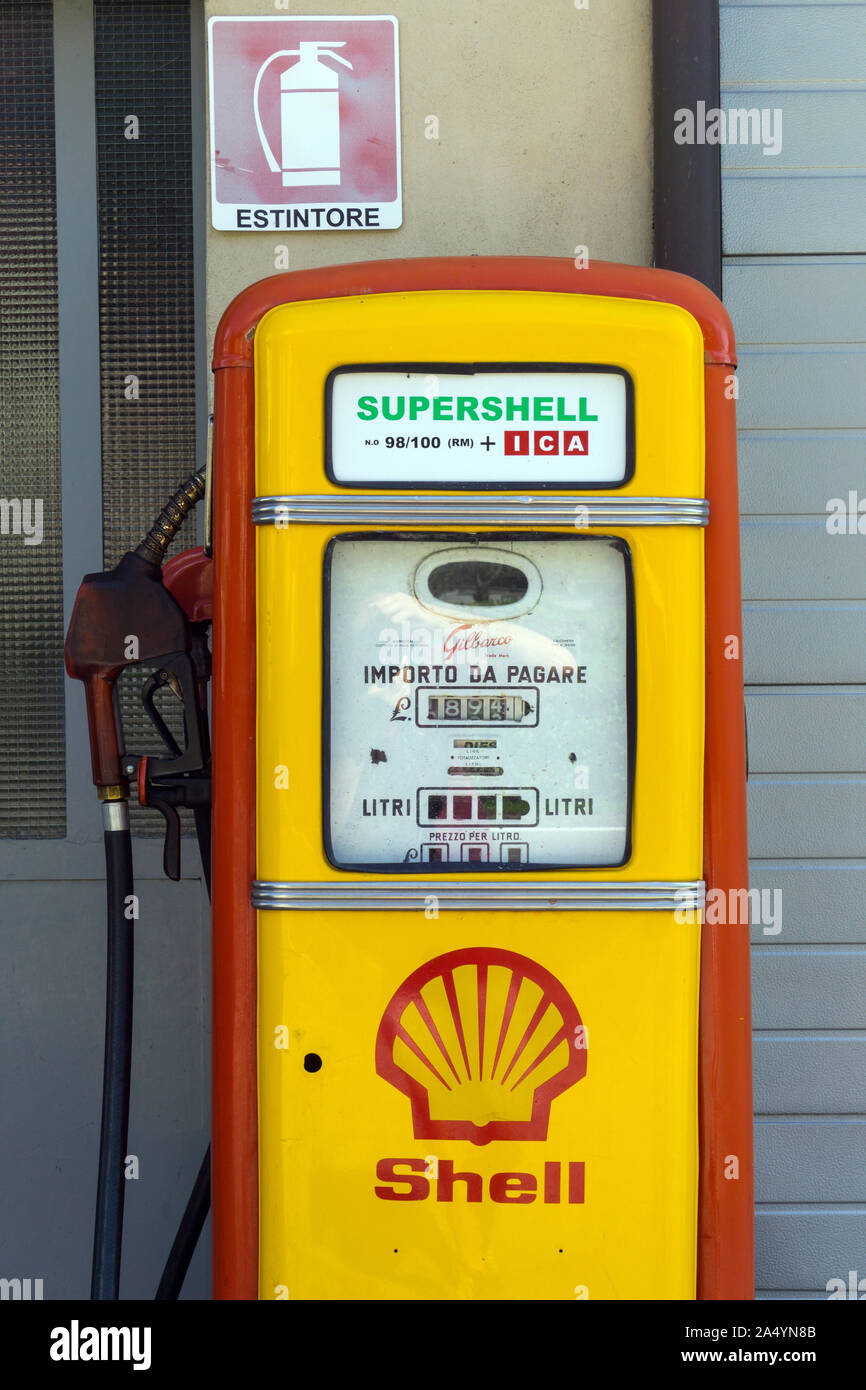 Italien, Piemont, Crodo, alte Tankstelle Stockfoto