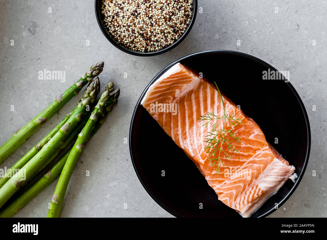 Rohes Lachsfilet mit Zutaten für eine Mahlzeit Stockfoto
