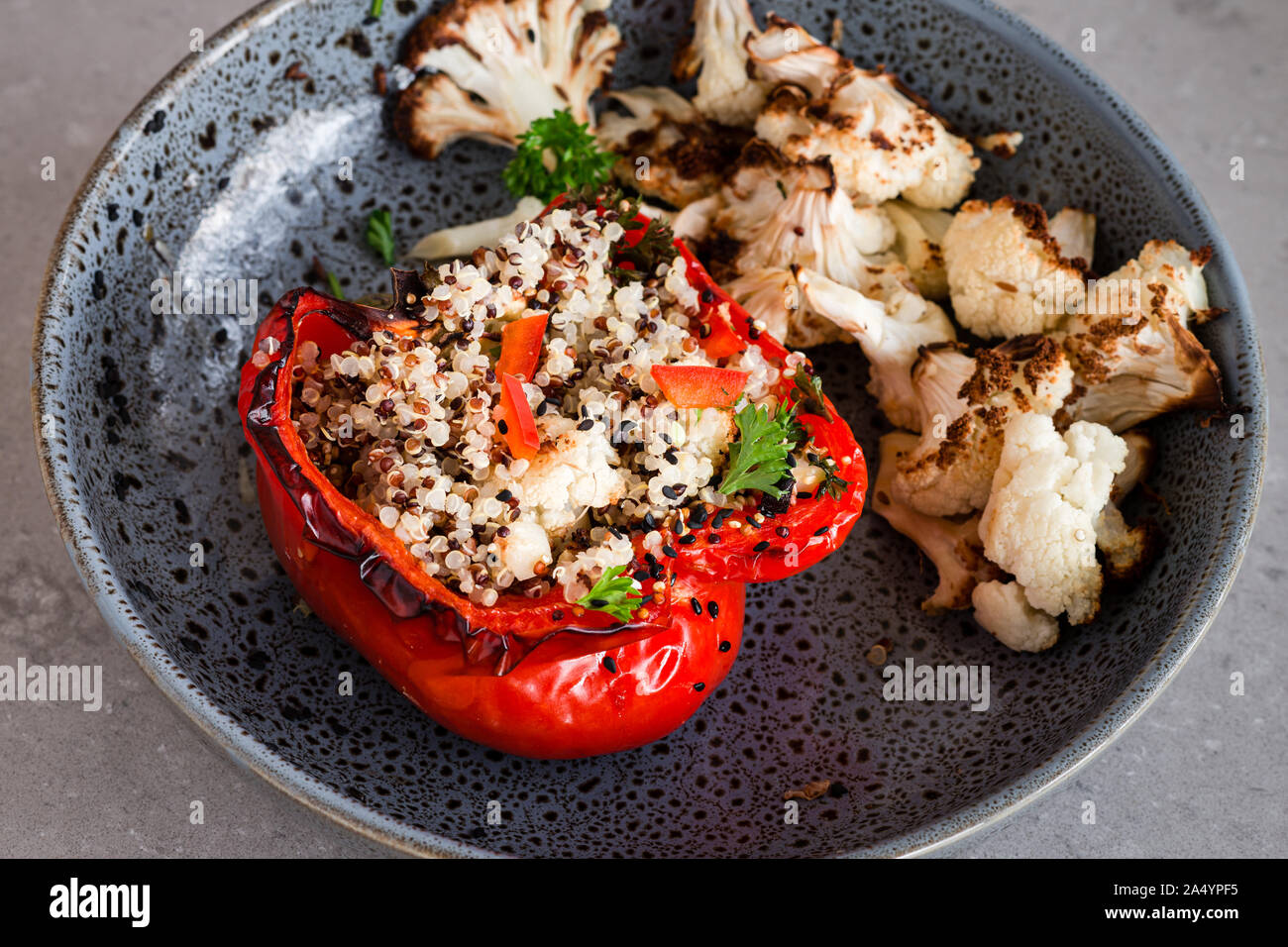 Gefüllte Paprika mit verkohlten Blumenkohl Stockfoto