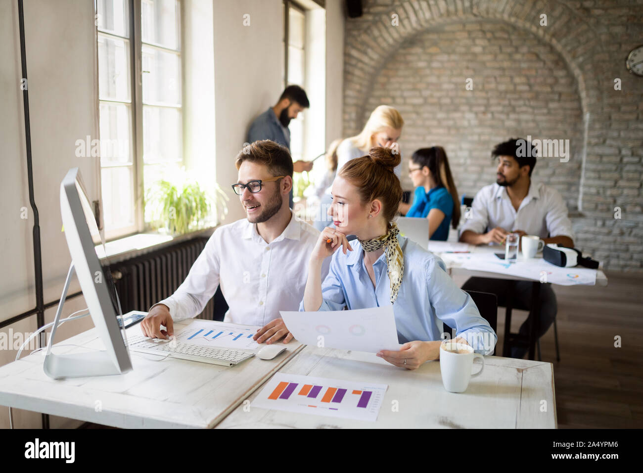 Erfolgreiche glücklichen Gruppe von Menschen lernen Software Engineering und Business während der Präsentation Stockfoto