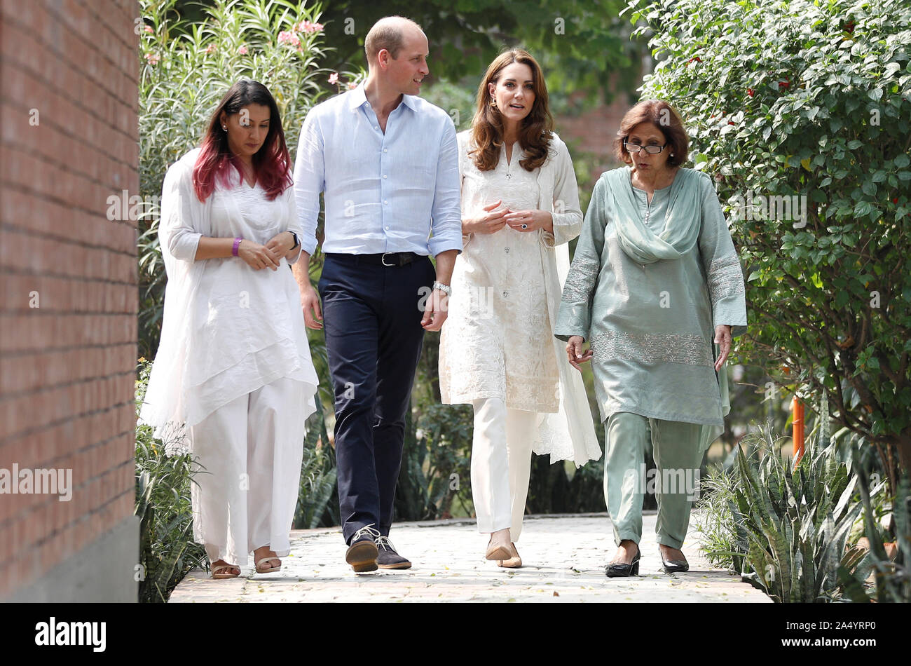 Der Herzog und die Herzogin von Cambridge bei einem Besuch im SOS Kinderdorf Lahore, am vierten Tag des königlichen Besuch in Pakistan. Stockfoto