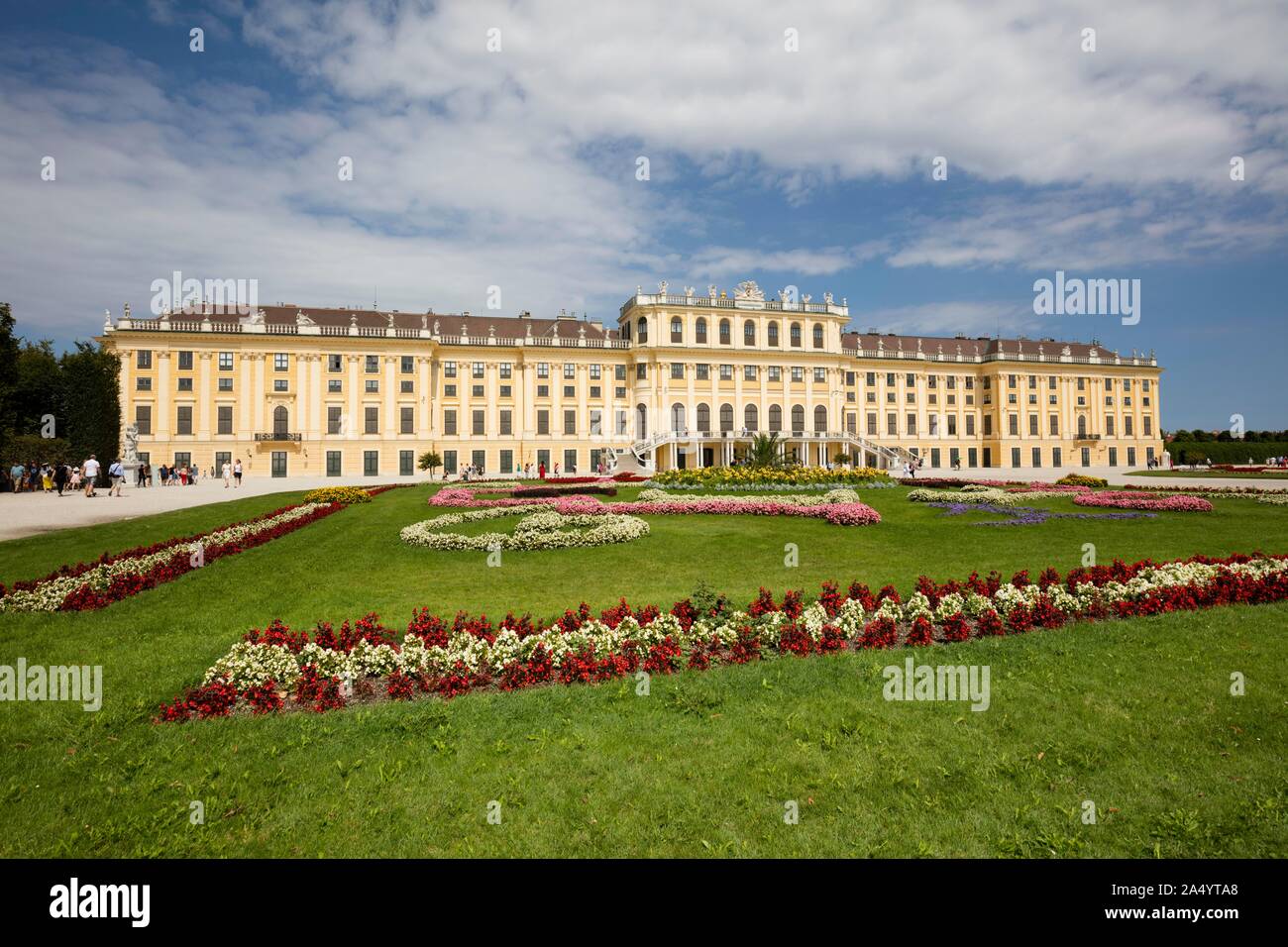 Blumenbeete vor Schloss Schönbrunn, Wien, Österreich Stockfoto