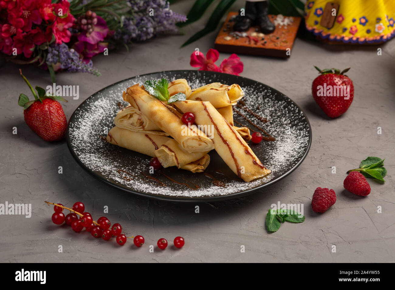 Pfannkuchen mit Banane - Schokolade Befüllen in eine Platte auf grauem Hintergrund Stockfoto