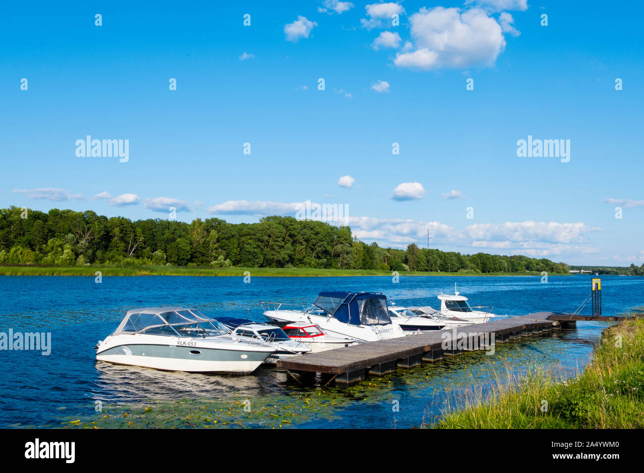 Boot pier, Fluss Pärnu, Pärnu, Estland Stockfoto