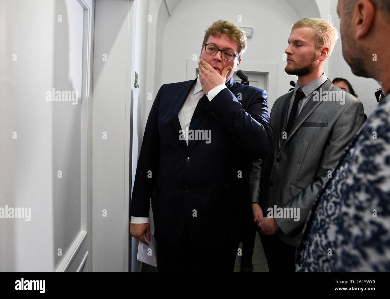 Prag, Tschechische Republik. 17 Okt, 2019. Die Prager 1 Amtsgericht befasst sich mit zwei deutschen Touristen, die aus dem 14. Jahrhundert beschädigt - Karlsbrücke in Prag durch Spritzen im Juli, sie beschwerte sich über die vorhergehenden Satz, Prag, Tschechische Republik am Freitag, 17. Oktober 2019. Quelle: Michal Kamaryt/CTK Photo/Alamy leben Nachrichten Stockfoto