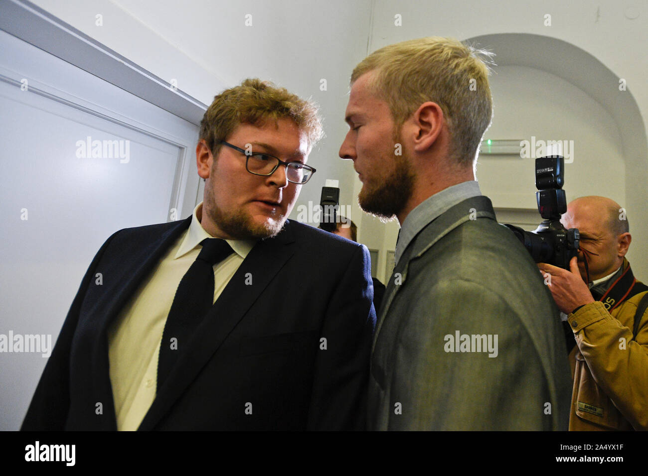 Prag, Tschechische Republik. 17 Okt, 2019. Die Prager 1 Amtsgericht befasst sich mit zwei deutschen Touristen, die aus dem 14. Jahrhundert beschädigt - Karlsbrücke in Prag durch Spritzen im Juli, sie beschwerte sich über die vorhergehenden Satz, Prag, Tschechische Republik am Freitag, 17. Oktober 2019. Quelle: Michal Kamaryt/CTK Photo/Alamy leben Nachrichten Stockfoto