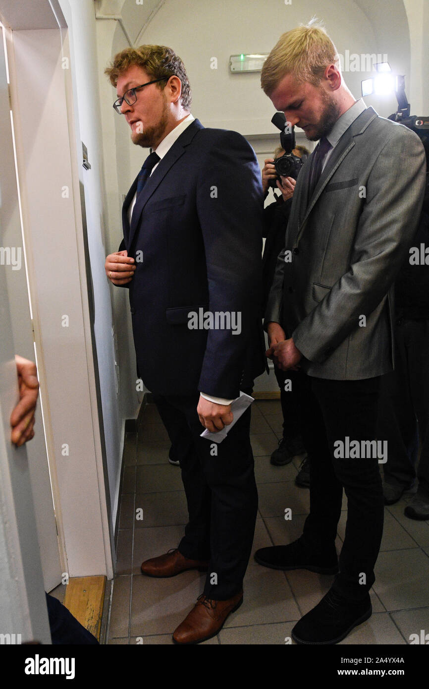 Prag, Tschechische Republik. 17 Okt, 2019. Die Prager 1 Amtsgericht befasst sich mit zwei deutschen Touristen, die aus dem 14. Jahrhundert beschädigt - Karlsbrücke in Prag durch Spritzen im Juli, sie beschwerte sich über die vorhergehenden Satz, Prag, Tschechische Republik am Freitag, 17. Oktober 2019. Quelle: Michal Kamaryt/CTK Photo/Alamy leben Nachrichten Stockfoto