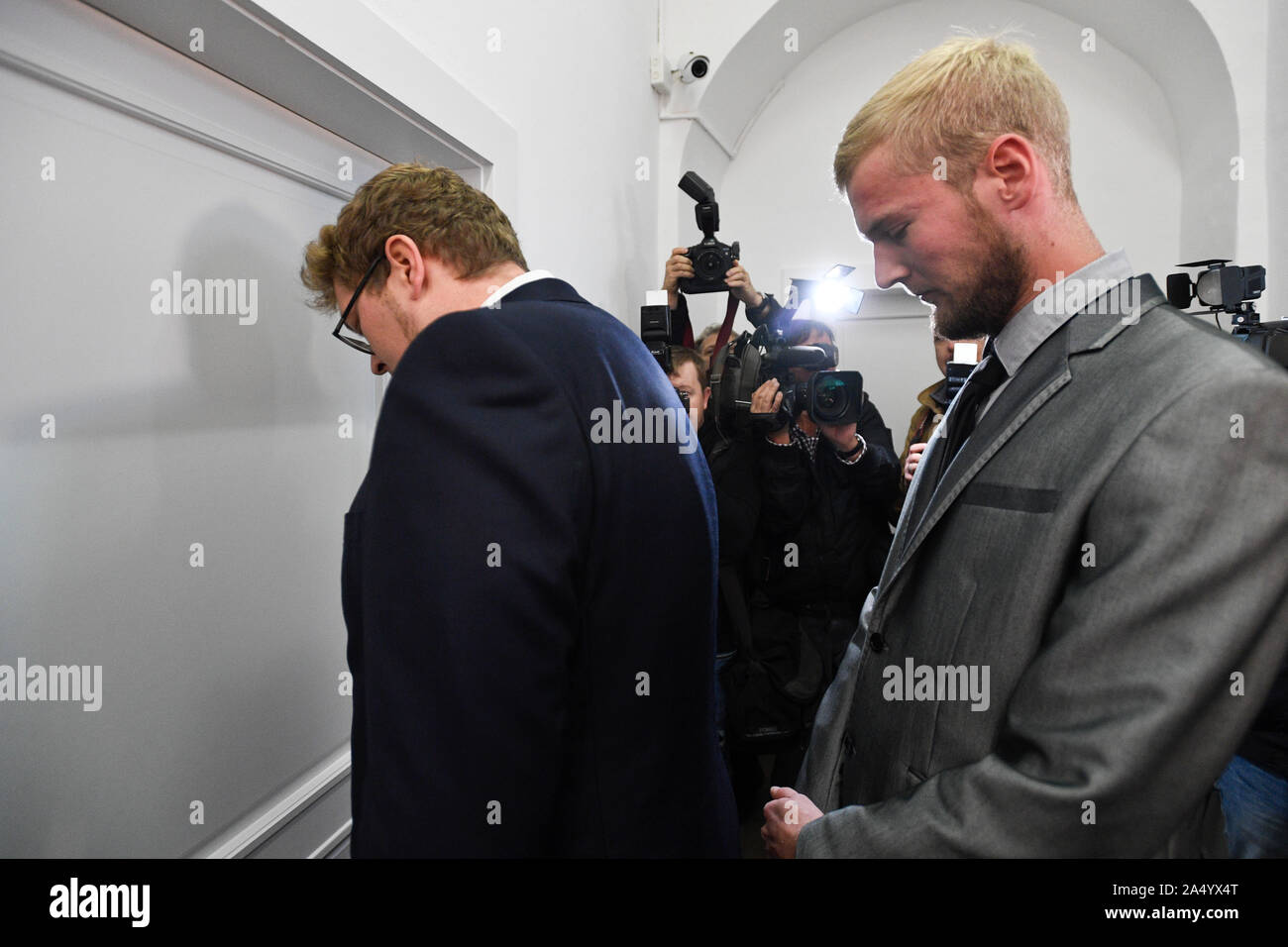 Prag, Tschechische Republik. 17 Okt, 2019. Die Prager 1 Amtsgericht befasst sich mit zwei deutschen Touristen, die aus dem 14. Jahrhundert beschädigt - Karlsbrücke in Prag durch Spritzen im Juli, sie beschwerte sich über die vorhergehenden Satz, Prag, Tschechische Republik am Freitag, 17. Oktober 2019. Quelle: Michal Kamaryt/CTK Photo/Alamy leben Nachrichten Stockfoto