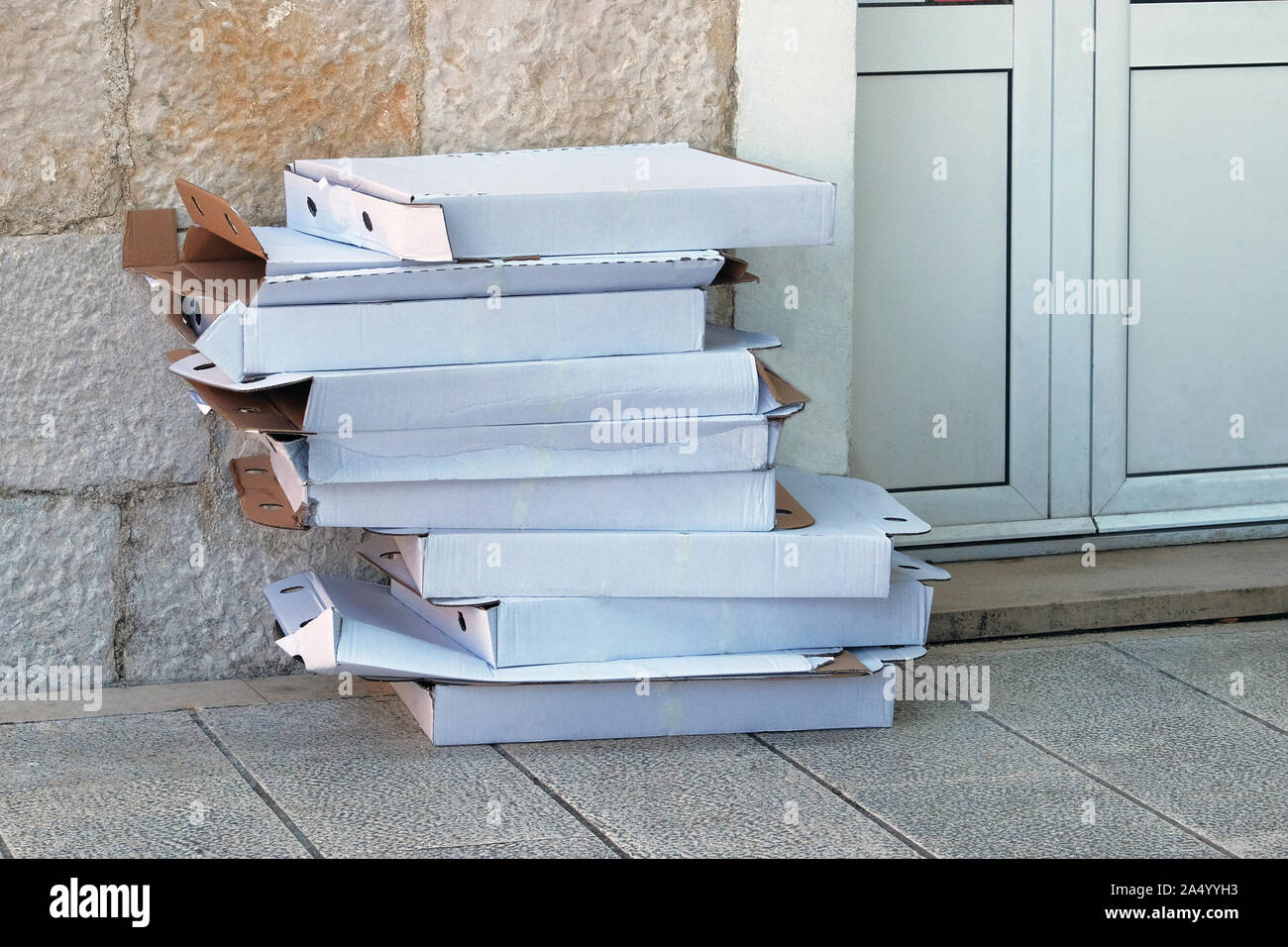 Leere pizzaschachteln sind für die weitere Sortierung und Verarbeitung gefaltet. Pappe und Altpapier für das Recycling gesammelt und verpackt. Urban recyceln. Stockfoto