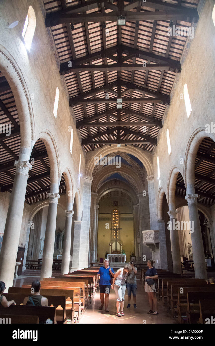 Romanische Kollegatkirche dei Santi Andrea e Bartolomeo (Stiftskirche des Heiligen Andreas und Bartholomäus) im historischen Zentrum von Orvieto, Umbrien, Italien. Stockfoto