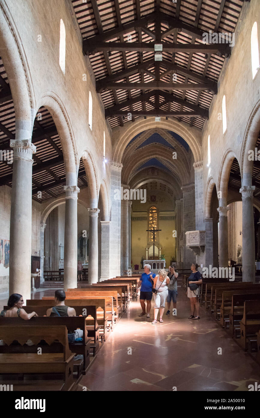 Romanische Kollegatkirche dei Santi Andrea e Bartolomeo (Stiftskirche des Heiligen Andreas und Bartholomäus) im historischen Zentrum von Orvieto, Umbrien, Italien. Stockfoto