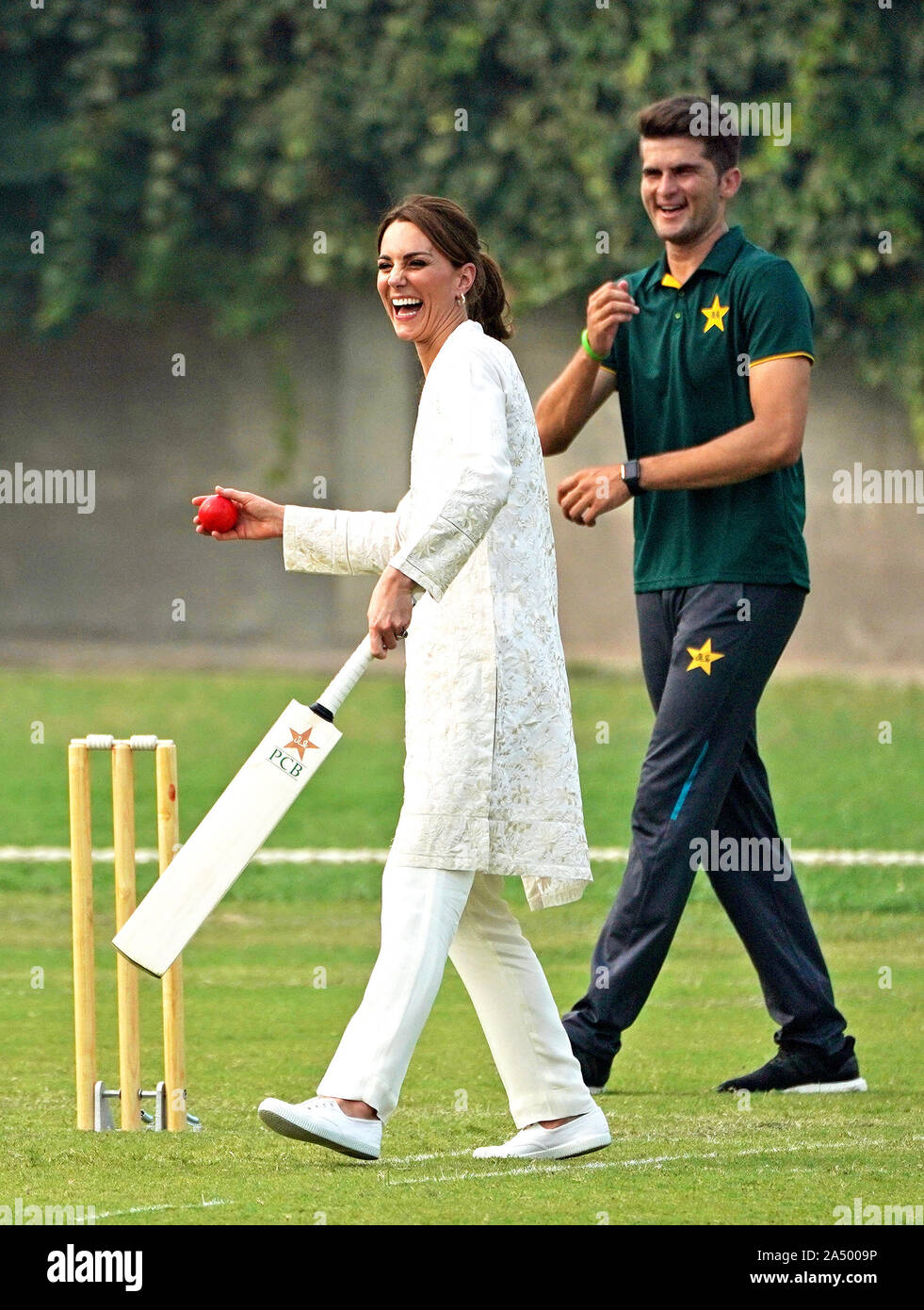 Die Herzogin von Cambridge geht an bat bei einem Besuch DOSTI Kricket Programm des British Council zu sehen, ein Sport für den Frieden Initiative auf nationaler Cricket Akademie in Lahore, Pakistan, am vierten Tag des königlichen Besuch in Pakistan. Stockfoto Die Herzogin von Cambridge geht an bat bei einem Besuch DOSTI Kricket Programm des British Council zu sehen, ein Sport für den Frieden Initiative auf nationaler Cricket Akademie in Lahore, Pakistan, am vierten Tag des königlichen Besuch in Pakistan. Stockfoto