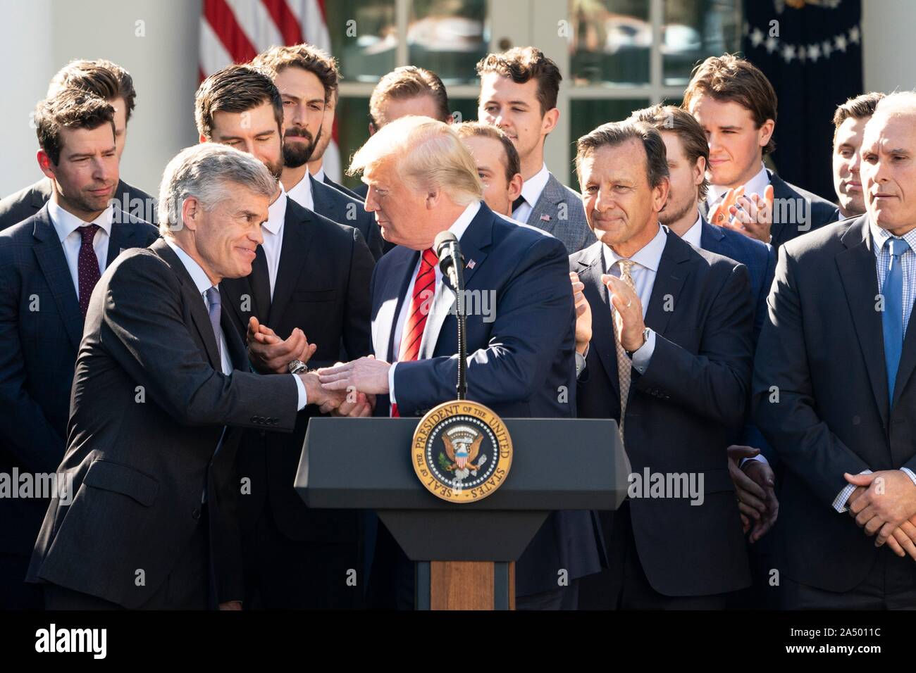 Us-Präsident Donald Trump, Mitte, beglückwünscht die Inhaber der St. Louis Blues Tom Stillman, Links, während einer Zeremonie, begrüßte die 2019 Stanley Cup professional Ice Hockey Team, die St. Louis Blues, im Rosengarten des Weißen Hauses Oktober 15, 2019 in Washington, DC. Stockfoto