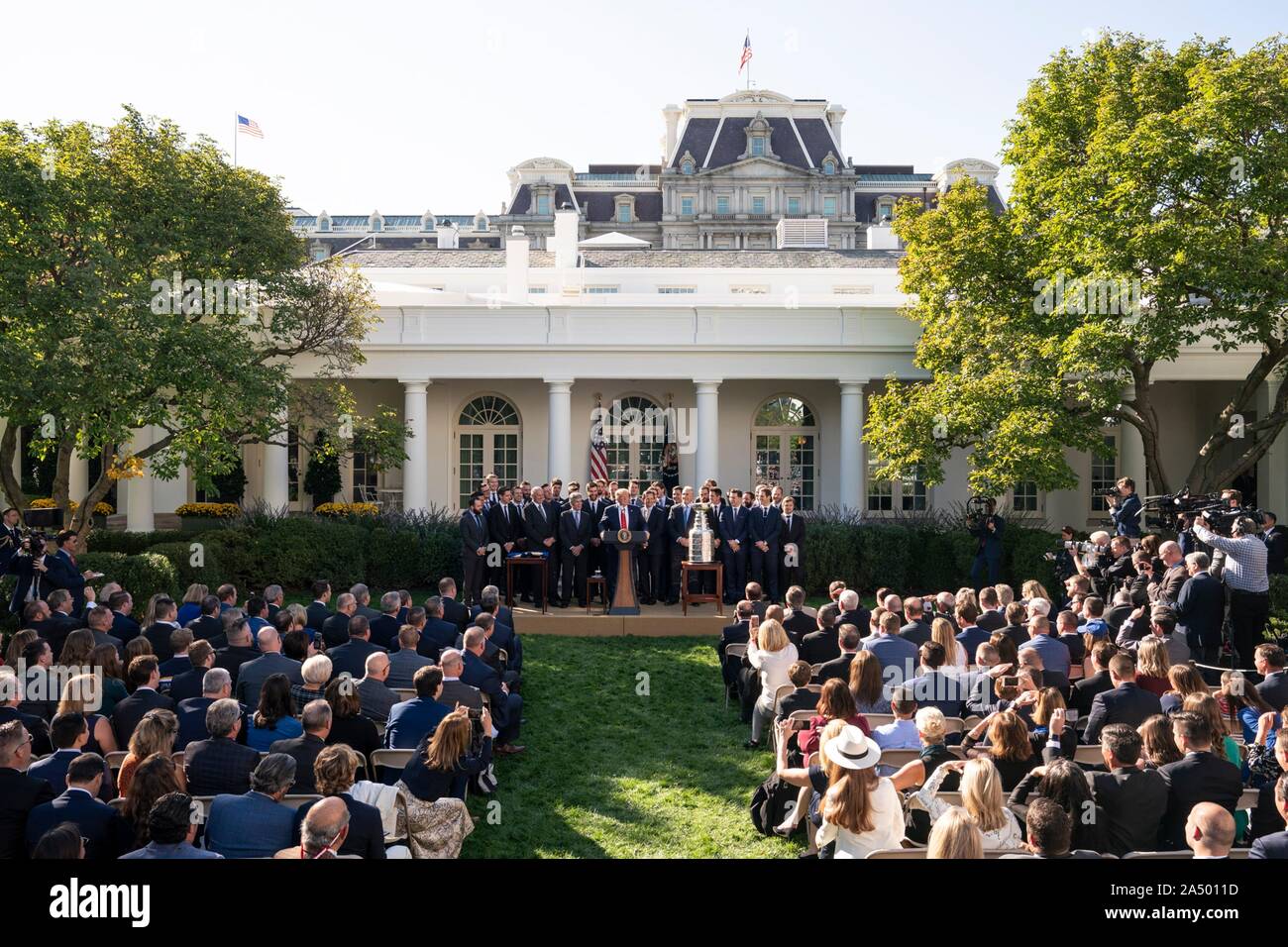 Us-Präsident Donald Trump, Mitte, während einer Zeremonie, begrüßte die 2019 Stanley Cup professional Ice Hockey Team, die St. Louis Blues, im Rosengarten des Weißen Hauses Oktober 15, 2019 in Washington, DC. Stockfoto