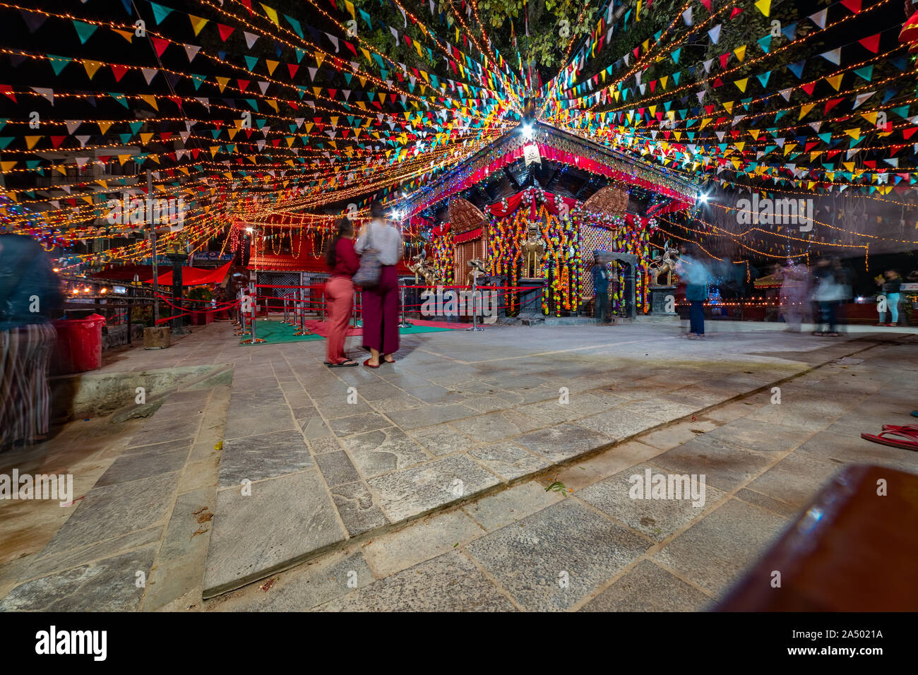 Kathmandu, Nepal - 2. Oktober 2019: Hindu Tempel mit Beleuchtung zur Diwali-fest eingerichtet Stockfoto