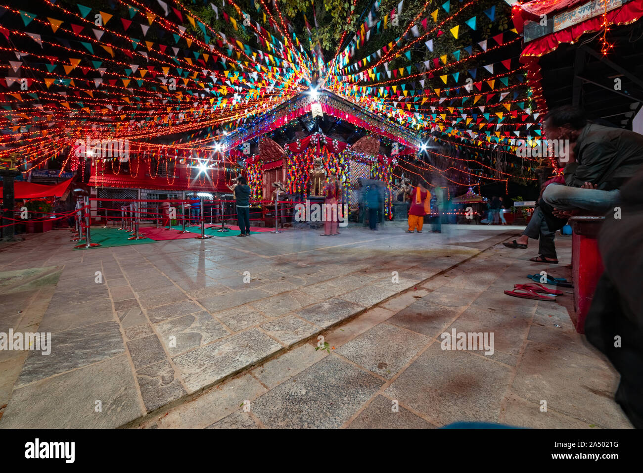 Kathmandu, Nepal - 2. Oktober 2019: Hindu Tempel mit Beleuchtung zur Diwali-fest eingerichtet Stockfoto