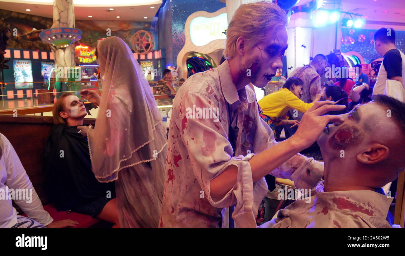PATTAYA, THAILAND - 31. OKTOBER 2018: Ausländische Touristen für die Ghost Face painting während der Halloween Festival in Pattaya, Thailand genießen Stockfoto