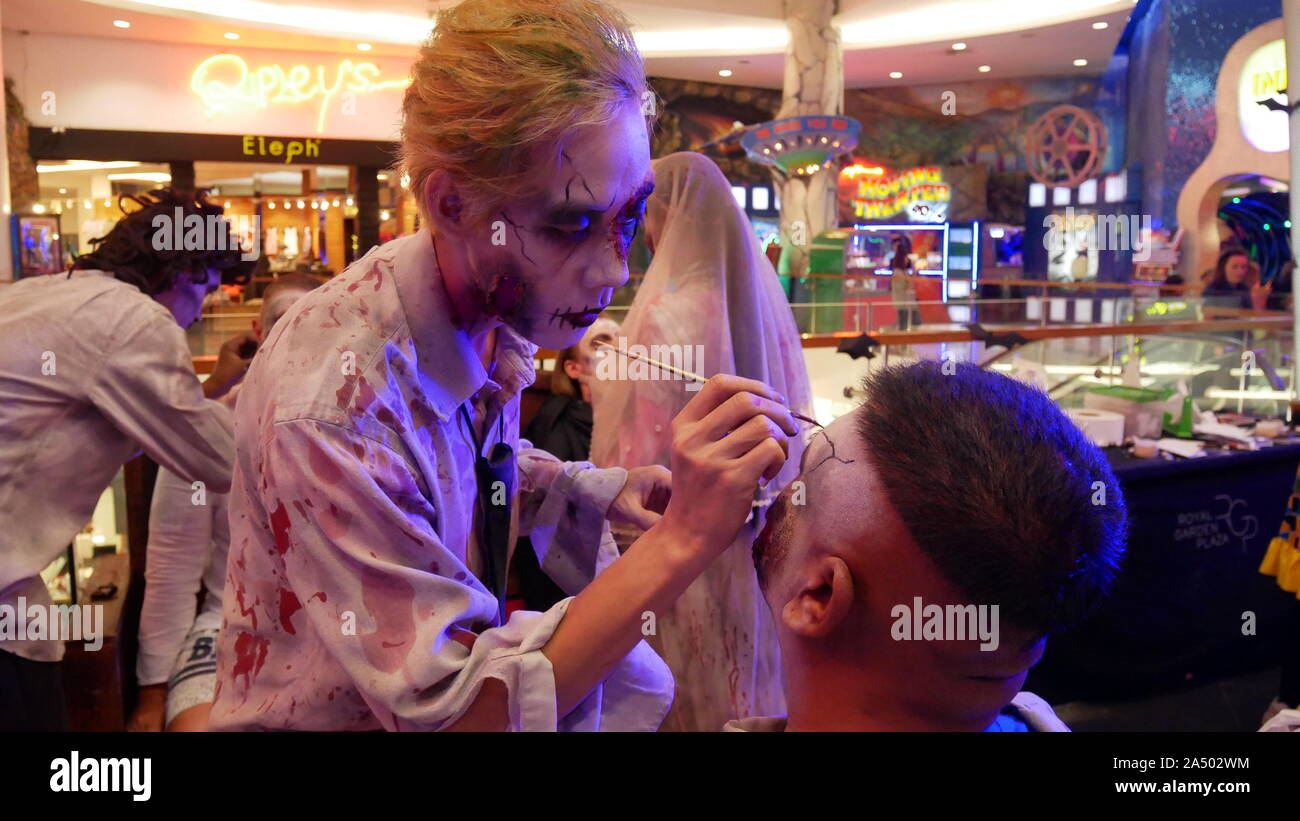 PATTAYA, THAILAND - 31. OKTOBER 2018: Ausländische Touristen für die Ghost Face painting während der Halloween Festival in Pattaya, Thailand genießen Stockfoto