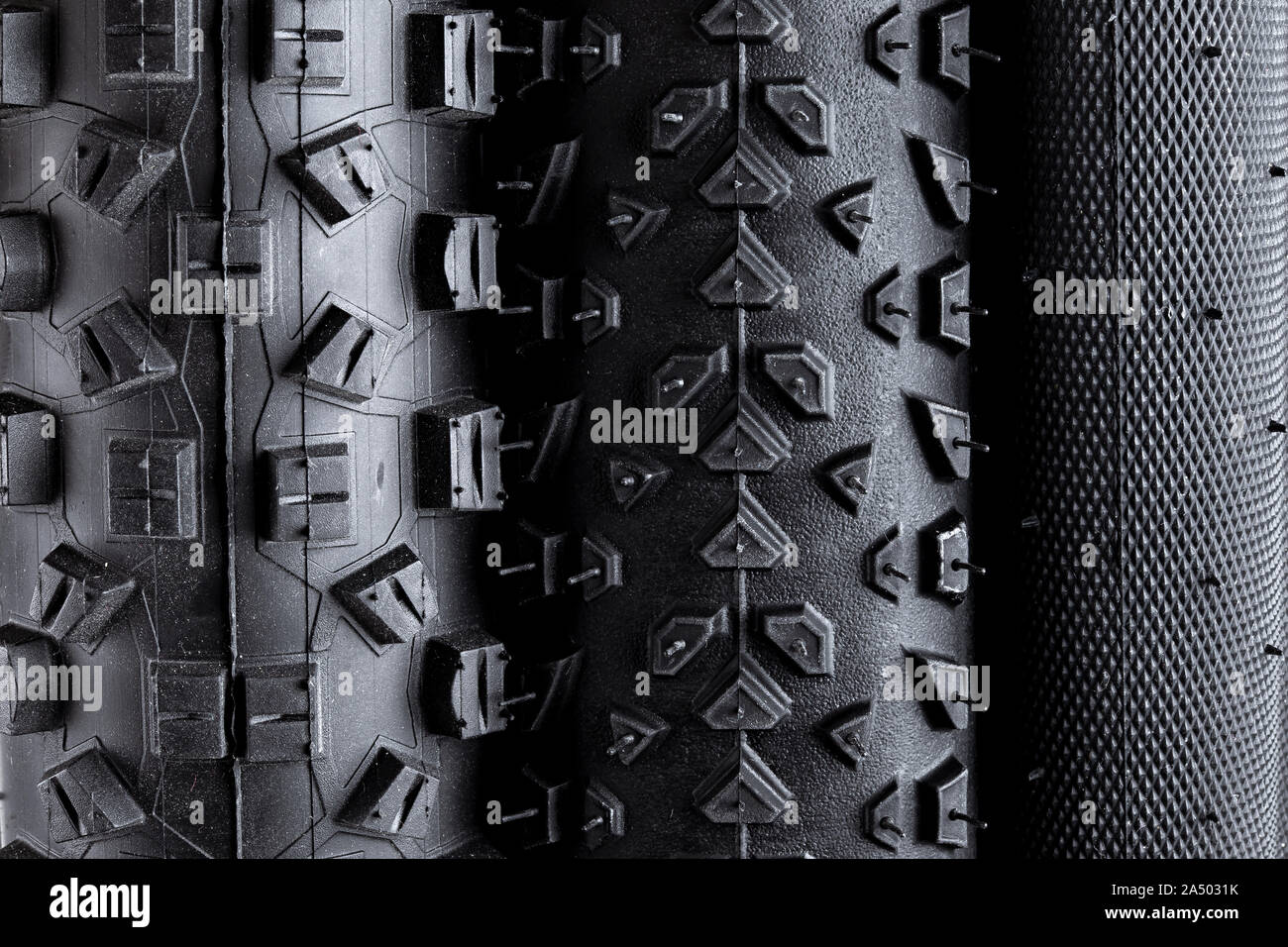 Makro Nahaufnahme der Lauffläche von verschiedenen Gummi schwarz Fahrrad Reifen mit unterschiedlichen Profil auf weißem Hintergrund Stockfoto
