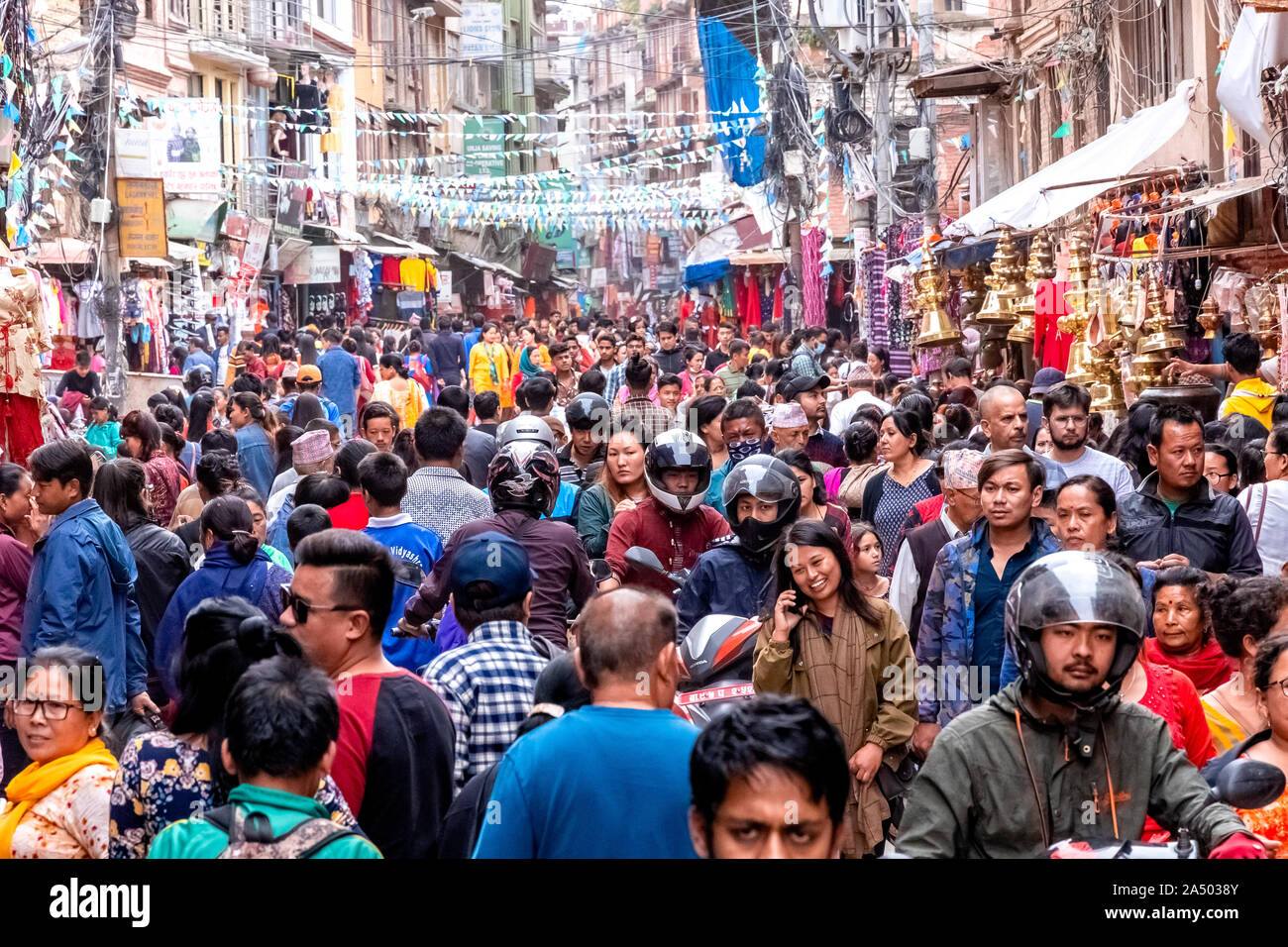 Kathmandu, Nepal - 21. September 2019: Masse von Menschen zu Fuß auf den Straßen von Patan Durbar Square Stockfoto