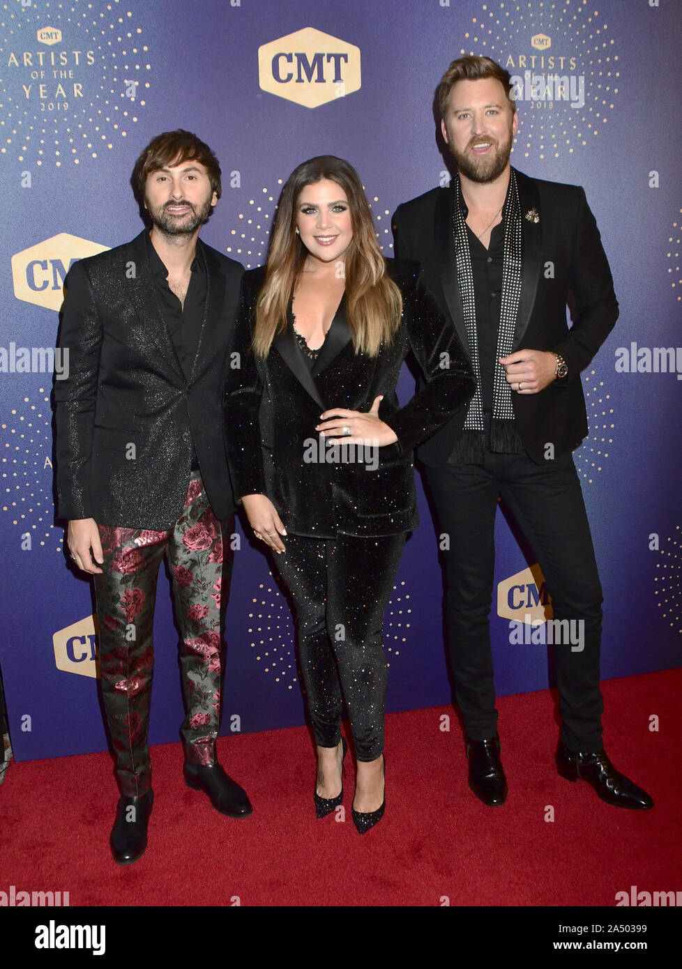 Oktober 16, 2019, Nashville, Tennessee, USA: Dave Haywood, Hillary Scott, Charles Kelley von "Lady Antebellum" für 2019 CMT Künstler des Jahres bei Schermerhorn Symphony Center eintrifft. (Bild: © Dara-Michelle Farr/AdMedia über ZUMA Draht) Stockfoto