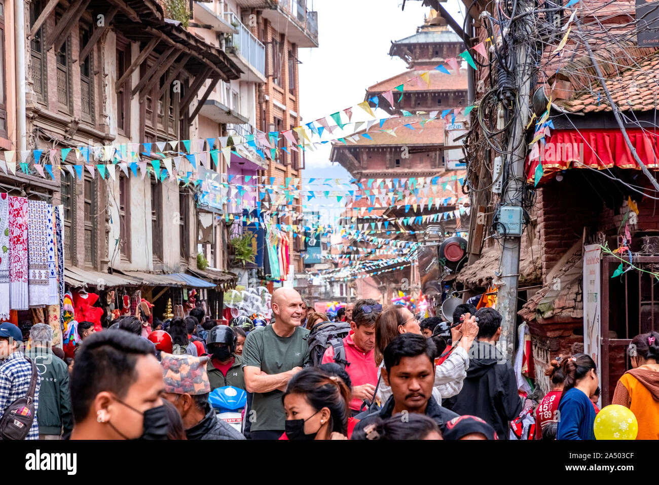 Kathmandu, Nepal - 21. September 2019: Masse von Menschen zu Fuß auf den Straßen von Patan Durbar Square Stockfoto