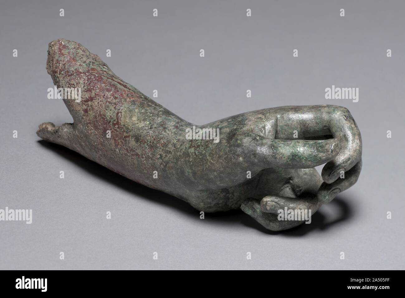 Apollo die Python-Slayer, C. 350 v. Chr.. Seit der Antike Praxiteles &#x2019;s Meisterwerk wurde bekannt als "Sauroktonos" (Lizard-Slayer). Plinius der Ältere fast zweifellos sah die Bronze Original in Rom im ersten Jahrhundert nach Christus. Er beschrieb einen jungen Apollo über zu erstechen, eine Echse mit einem Pfeil. Römischen Kopien schien diese Identifikation zu unterstützen, weil sie Eidechsen zu dicken Baumstämmen festhalten. Bis zum Erwerb der einzige bekannte bronze Version durch das Cleveland Museum der Kunst im Jahr 2004, gab es keinen Anlass zu der Frage Plinius &#x2019;s Schimpfwort. Die Cleveland Apollo's&quot Stockfoto