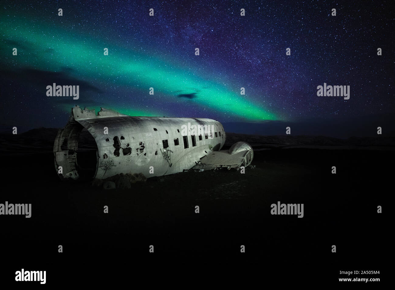 Aurora Borealis über den Solheimasandur Flugzeug Wrack an der südlichen Küste von Island Stockfoto