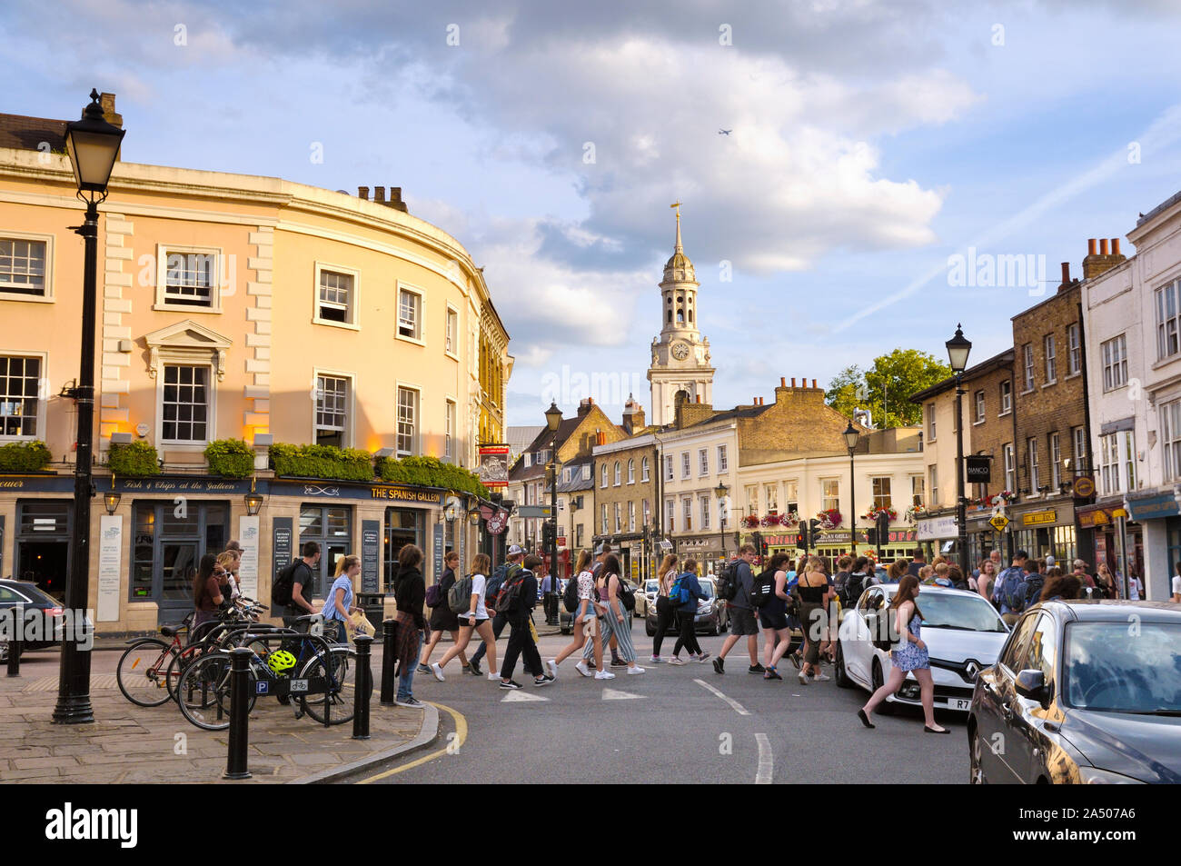 Ein Blick entlang der Church Street im Zentrum von Greenwich in Richtung St Alfege Church, Royal Borough von Greenwich, London, England, Großbritannien Stockfoto