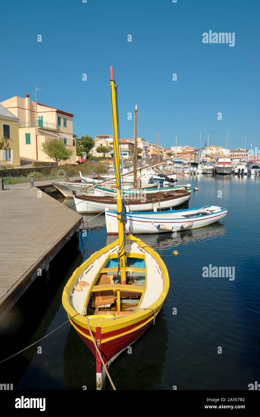 Porto di Stintino/den kleinen Hafen und Boote von Stintino ein kleines Fischerdorf im Nordwesten von Sardinien Italien Europa Stockfoto